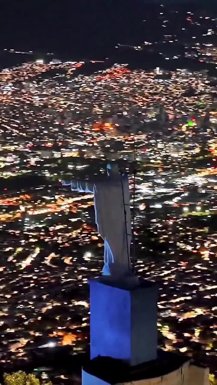 Medellín de noche vista desde un mirador