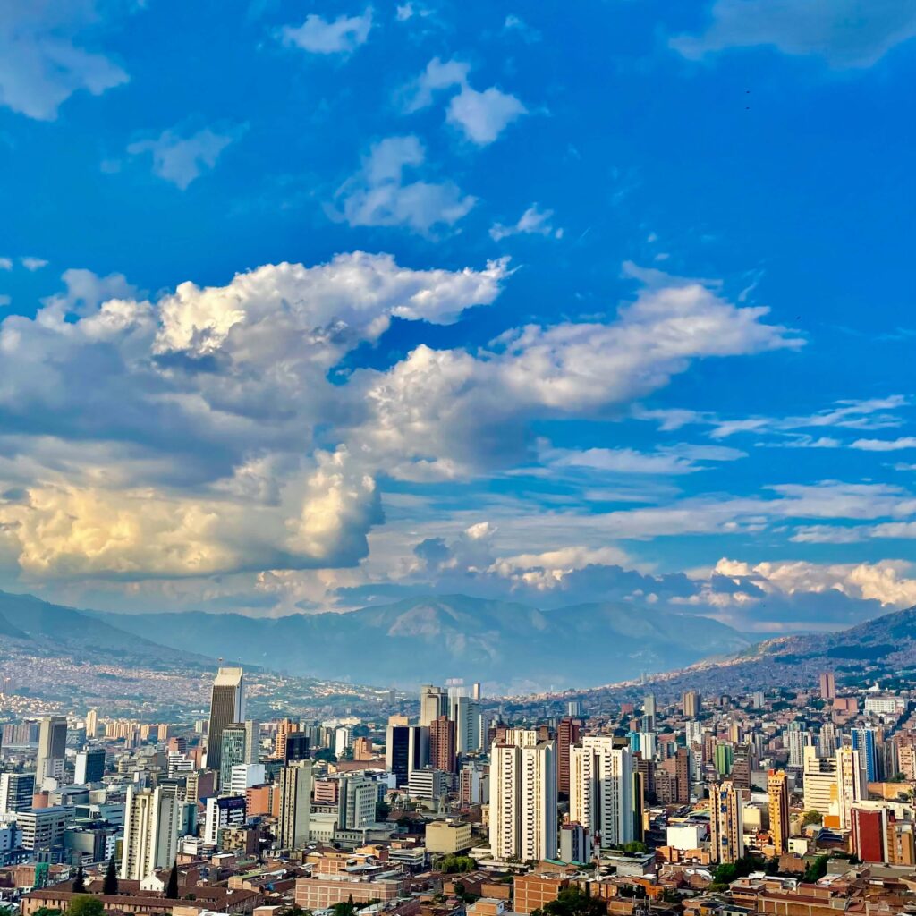 Foto Medellin día soleado
