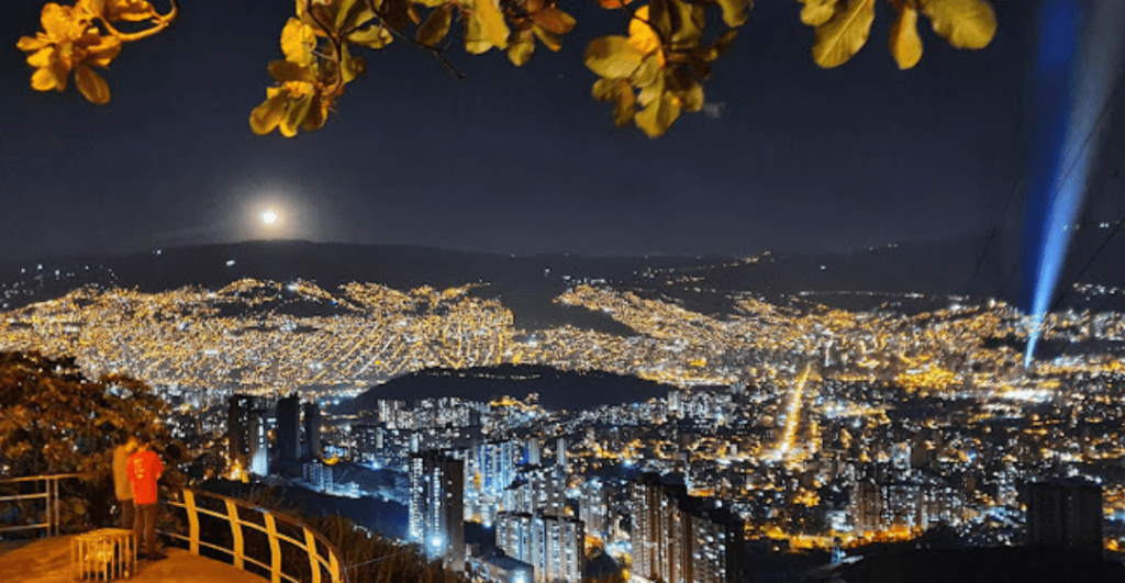 Vista panorámica de Medellín de noche