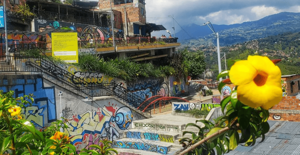 Escaleras, Grafitis y gente observando la ciudad