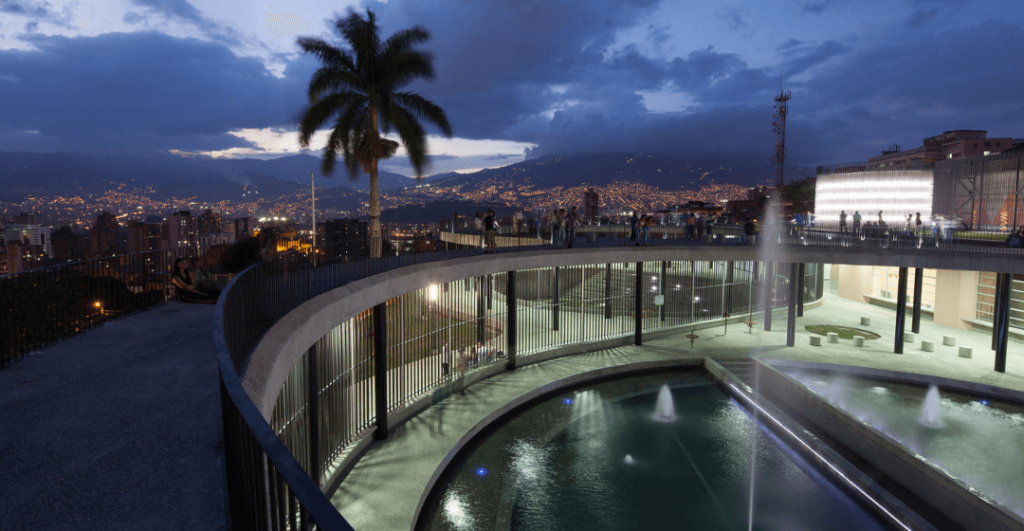 Vista de Medellín antes de oscurecer, palmera